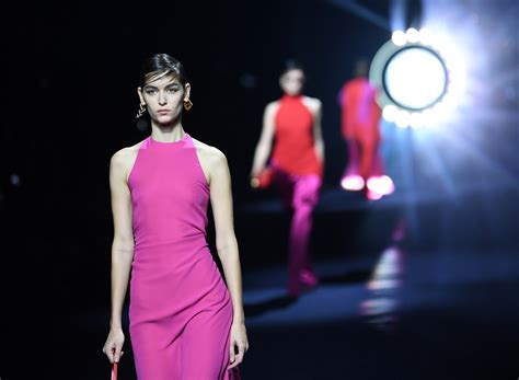  Milan Fashion Week: การแสดงแฟชั่นที่ทำให้โลกตะลึงด้วยการผสานความคลาสสิกและอนาคต